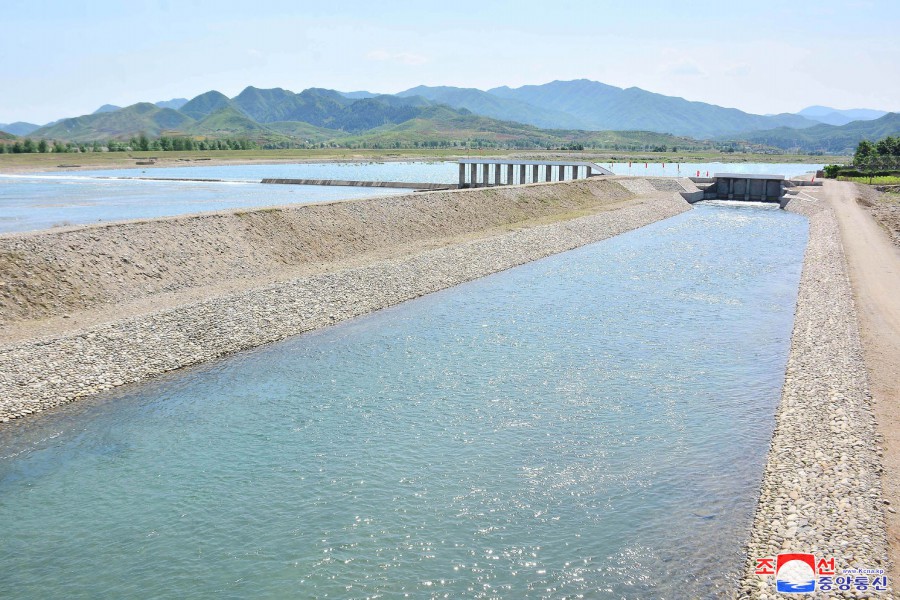 咸镜南道完工长达１００多里的金野郡自流式水渠工程
